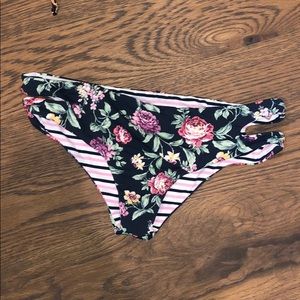Reversible bikini bottoms